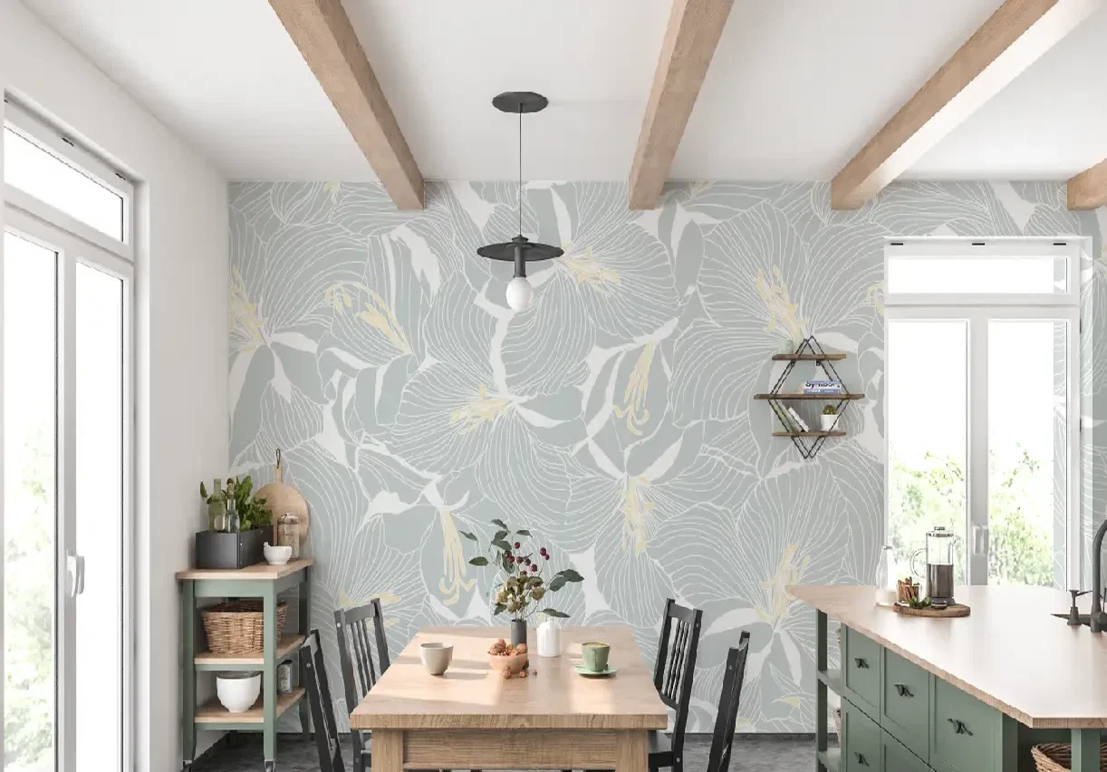 Ambiente claro com papel de parede floral delicado